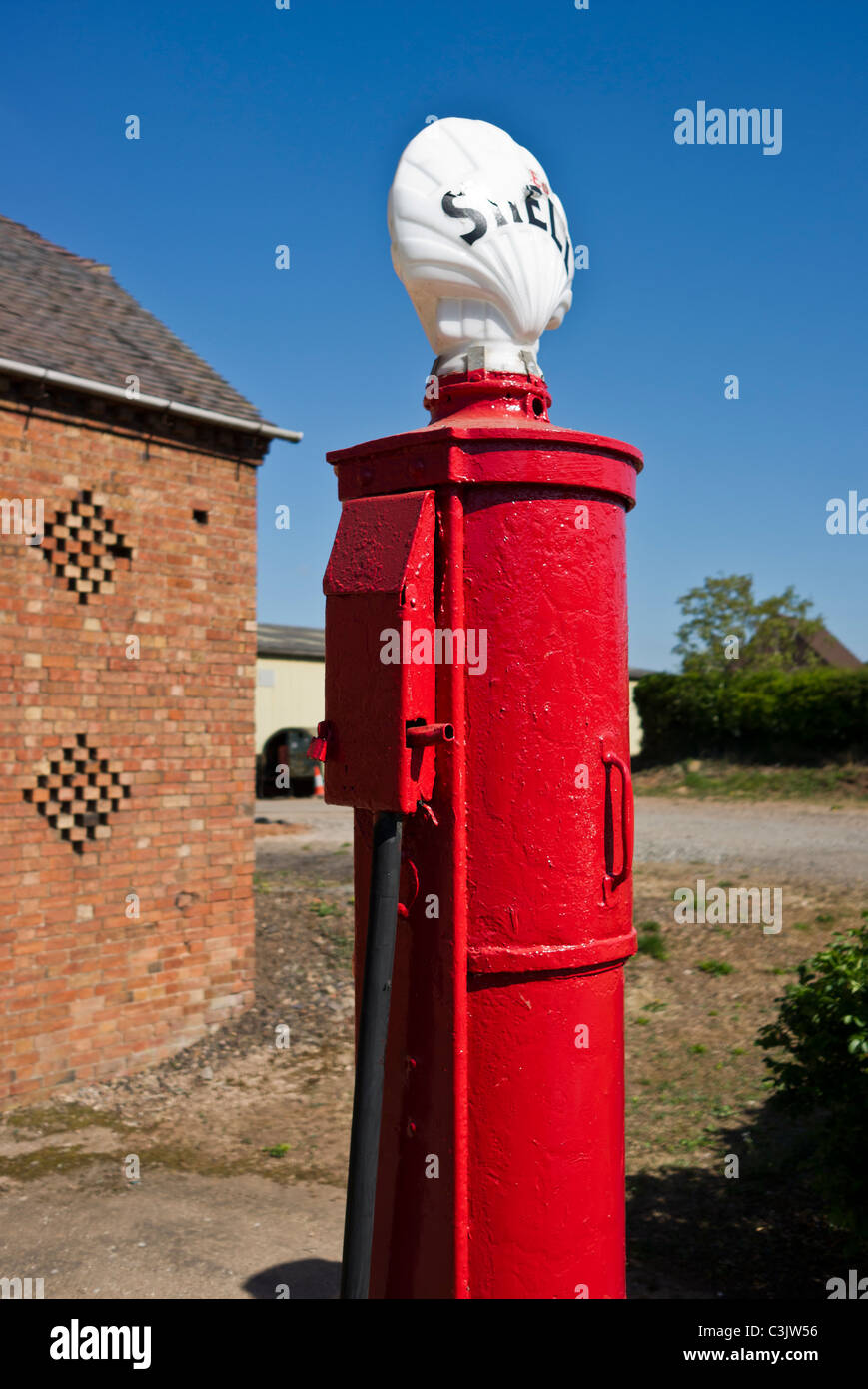 Vecchio guscio rosso della pompa benzina Foto Stock