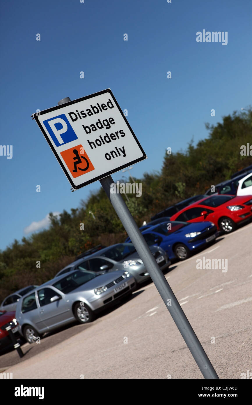 Badge disabili titolari solo segno per piloti disabili in un parcheggio nel Regno Unito. Foto Stock