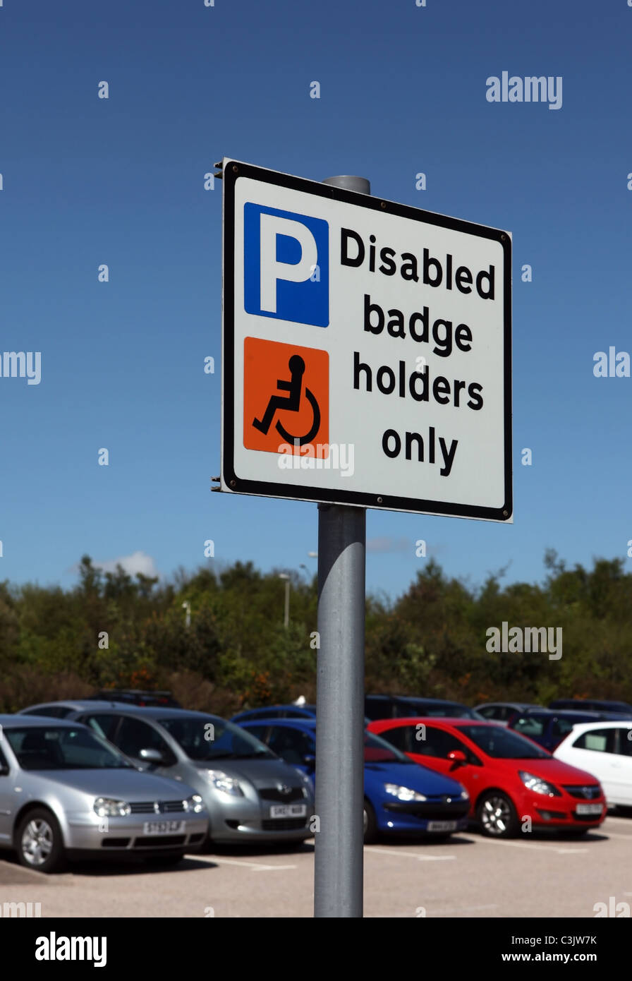 Badge disabili titolari solo segno per piloti disabili in un parcheggio nel Regno Unito. Foto Stock