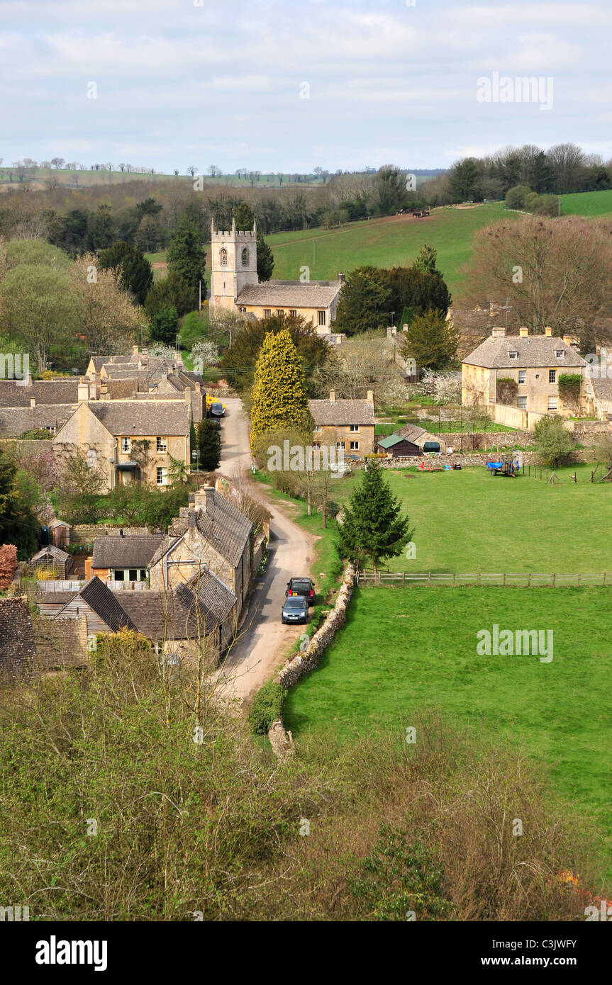 Vista di Naunton, Gloucestershire mostra di Sant'Andrea Chiesa Foto Stock