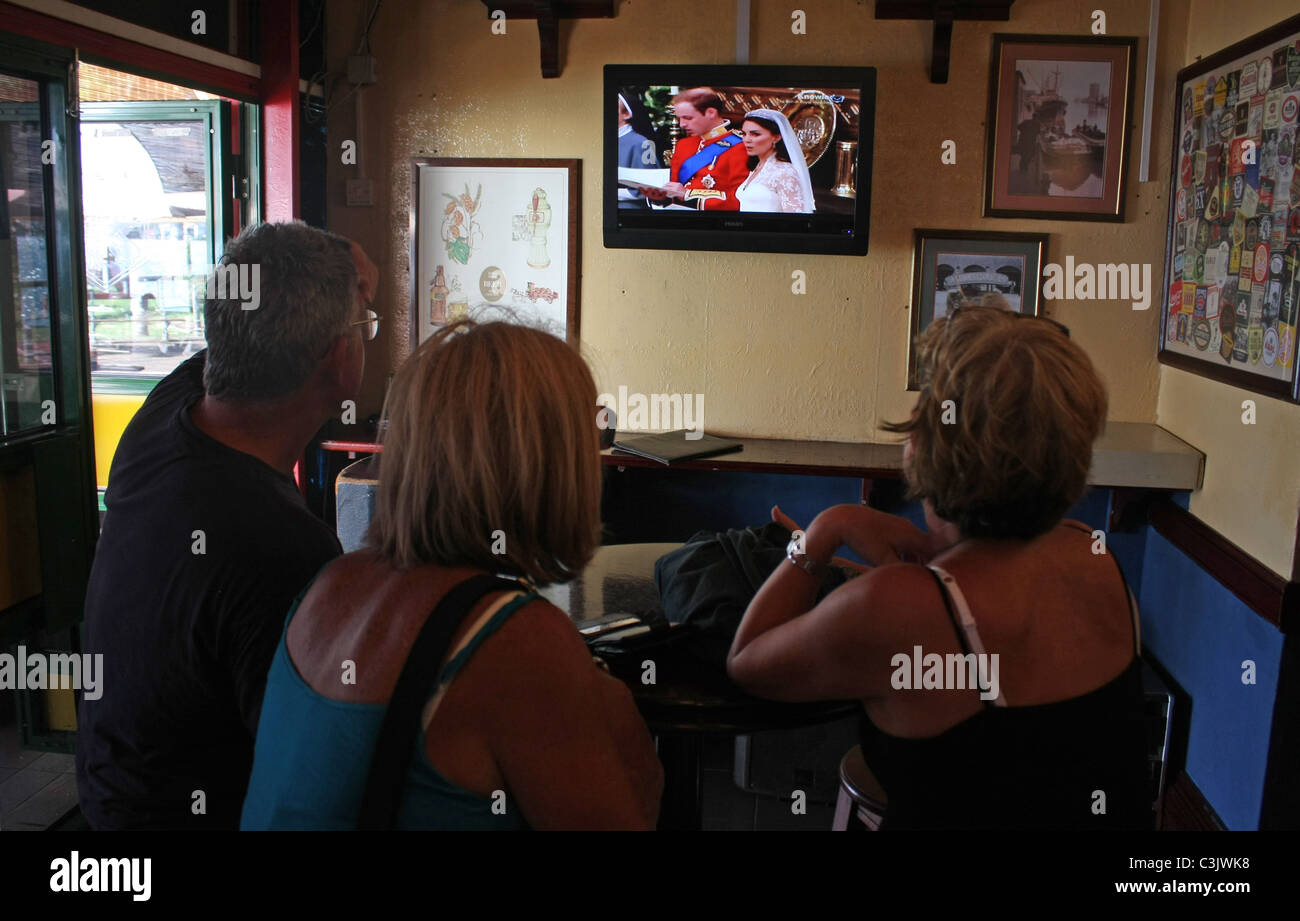 Il popolo britannico guardare la TV mostra il Royal Wedding in un pub in Port Louis in Mauritius Foto Stock