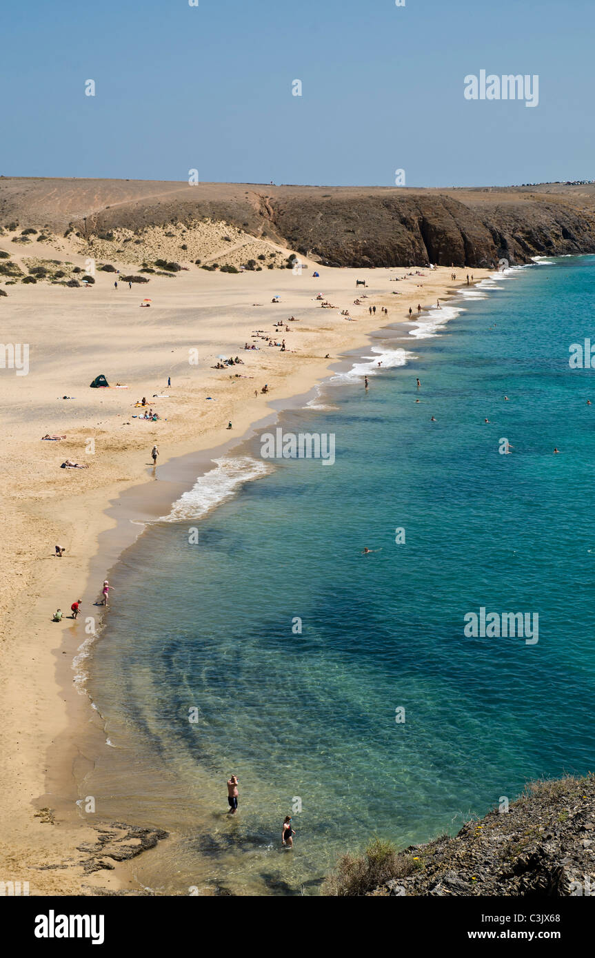 dh Playa Mujeres spiaggia PAPAGAYO LANZAROTE persone al mare spiagge turistiche bagnanti isole canarie sole sole bagnare Foto Stock