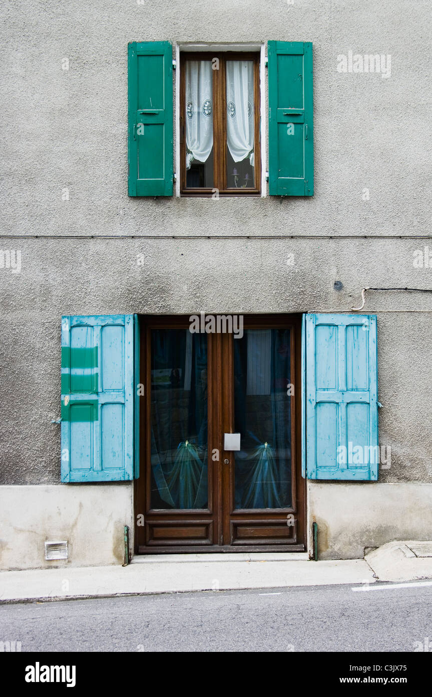 Francia, Saint-BarthÃ©lemy-Grozon, ArdÃ¨che, Casa con porta e finestra Foto Stock
