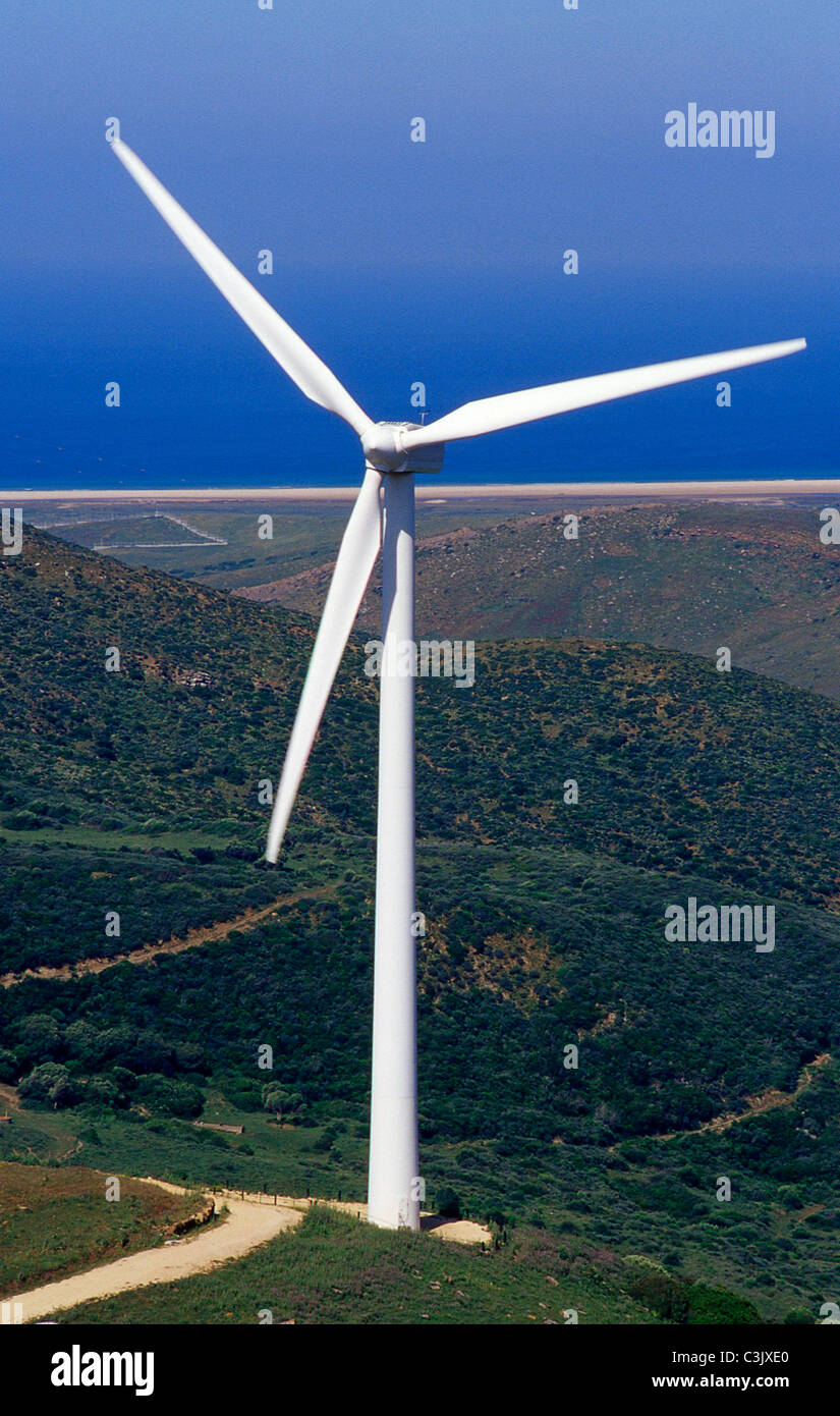 Il mulino a vento per la produzione di energia elettrica.Tarifa. La provincia di Cadiz Cadice.Andalusia.Spagna. Foto Stock