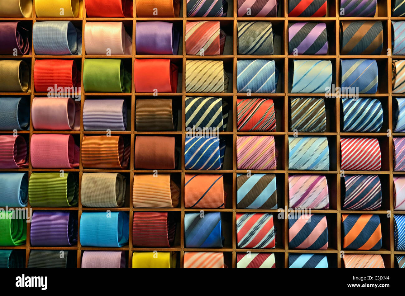 Cravatte visualizzazione in un abbigliamento retail store Foto Stock