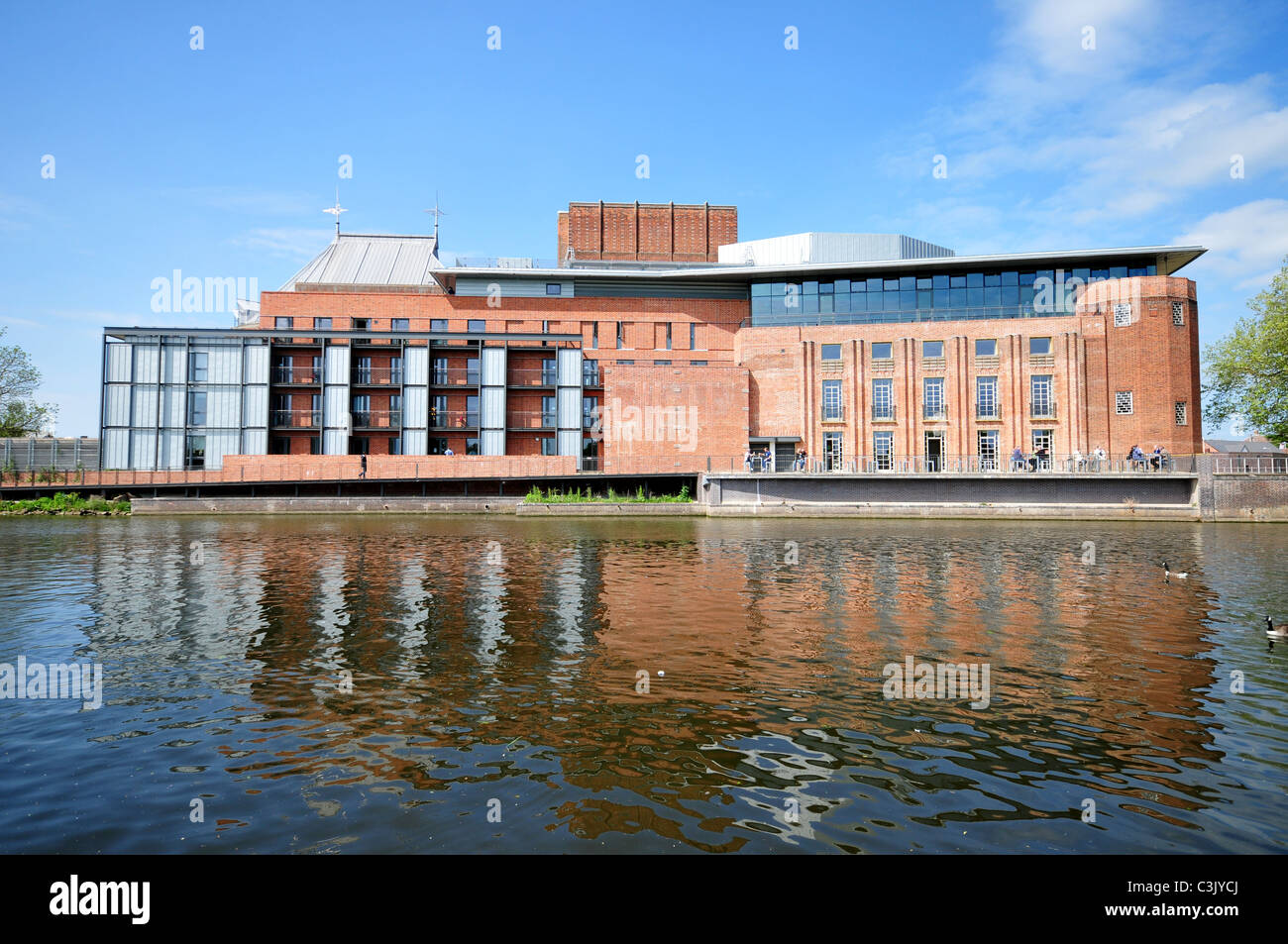 Royal Shakespeare Theatre a seguito dei lavori di ristrutturazione sulle rive del fiume Avon, Stratford upon Avon, Warwickshire Foto Stock