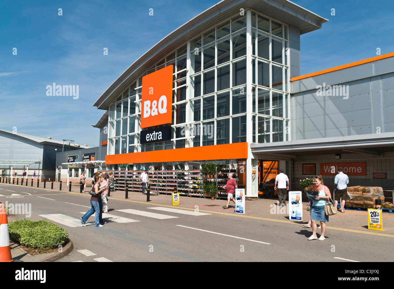 dh HARTCLIFFE BRISTOL BQ acquirenti extra fai-da-te presso l'Imperial Park Shopping Centre, centro commerciale con negozi e negozi Foto Stock