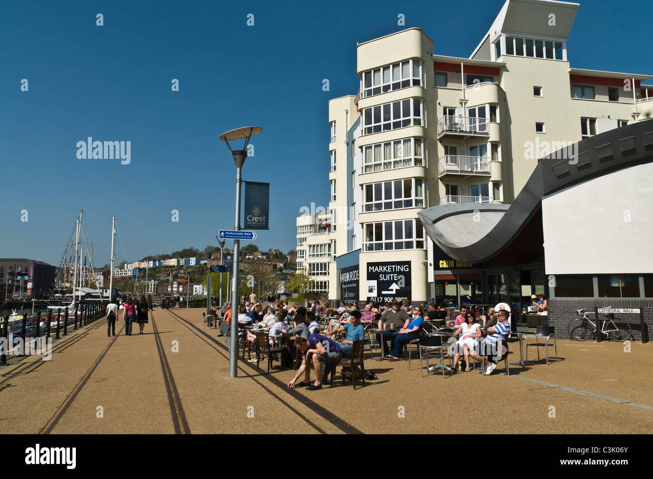 Dh DOCKS BRISTOL BRISTOL gente seduta fuori banchina outdoor cafe harbourside tabelle dockside bevande regno unito Foto Stock