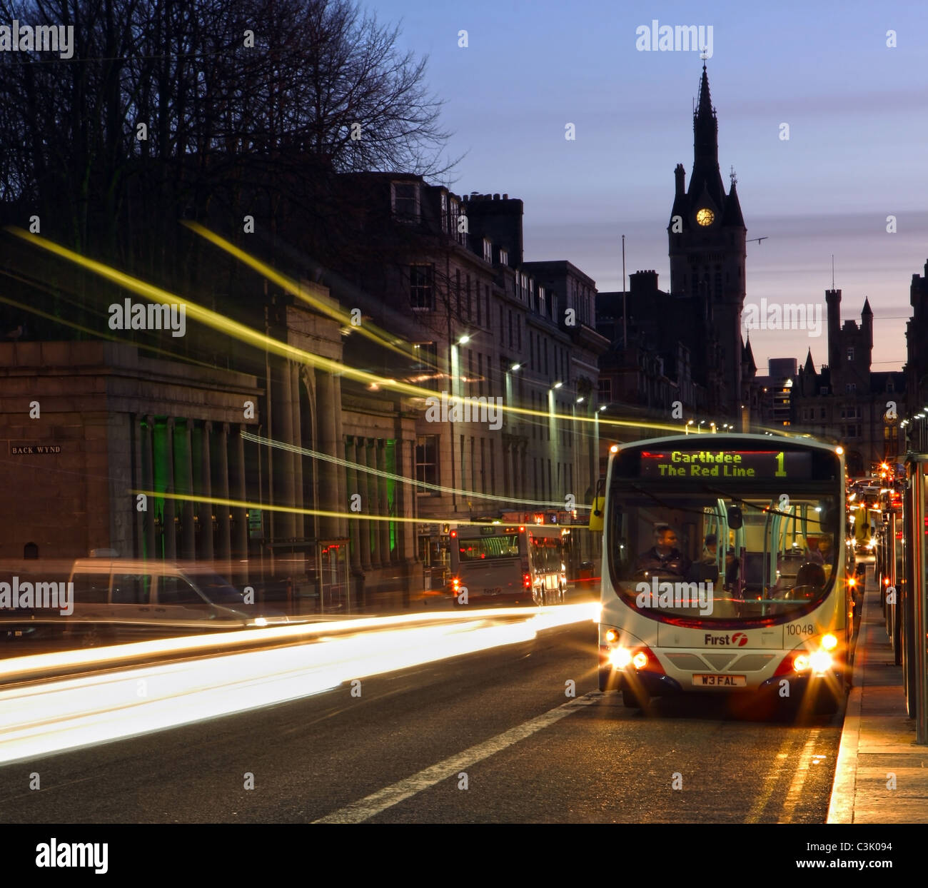 Il primo autobus in Union Street a Aberdeen, Scozia, Regno Unito durante la notte Foto Stock