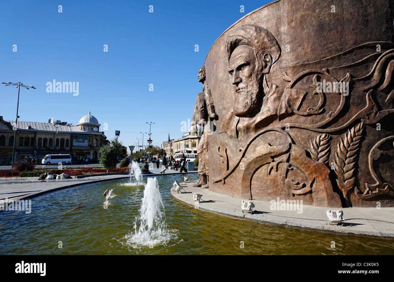 Un monumento all'Iran Iraq war raffigurante l Ayatollah Khomeini in Hamadan, Iran Foto Stock