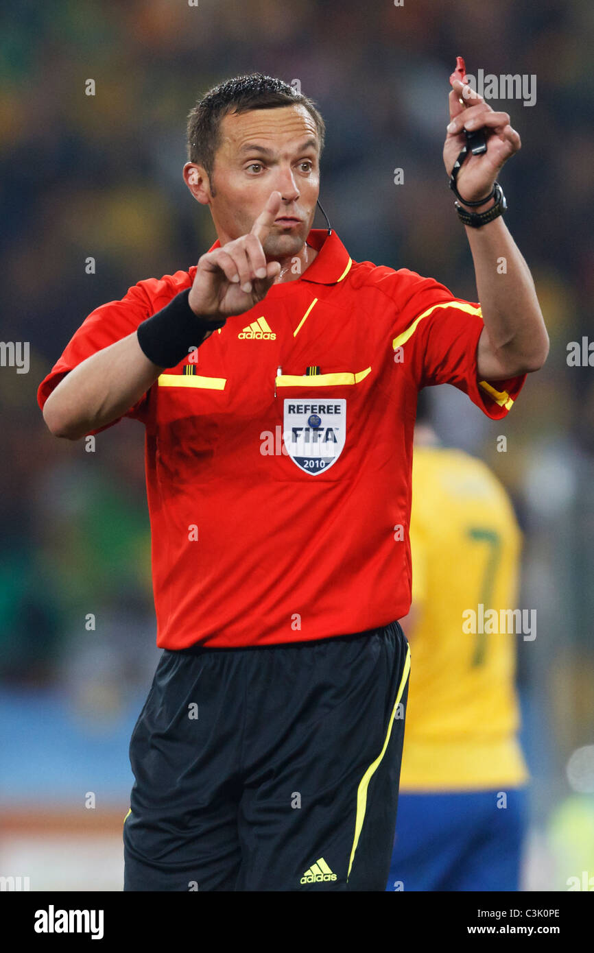 Arbitro Stephane Lannoy gesti con il suo fischio all attenzione di un giocatore durante la Coppa del Mondo di calcio tra Brasile e Costa d Avorio. Foto Stock