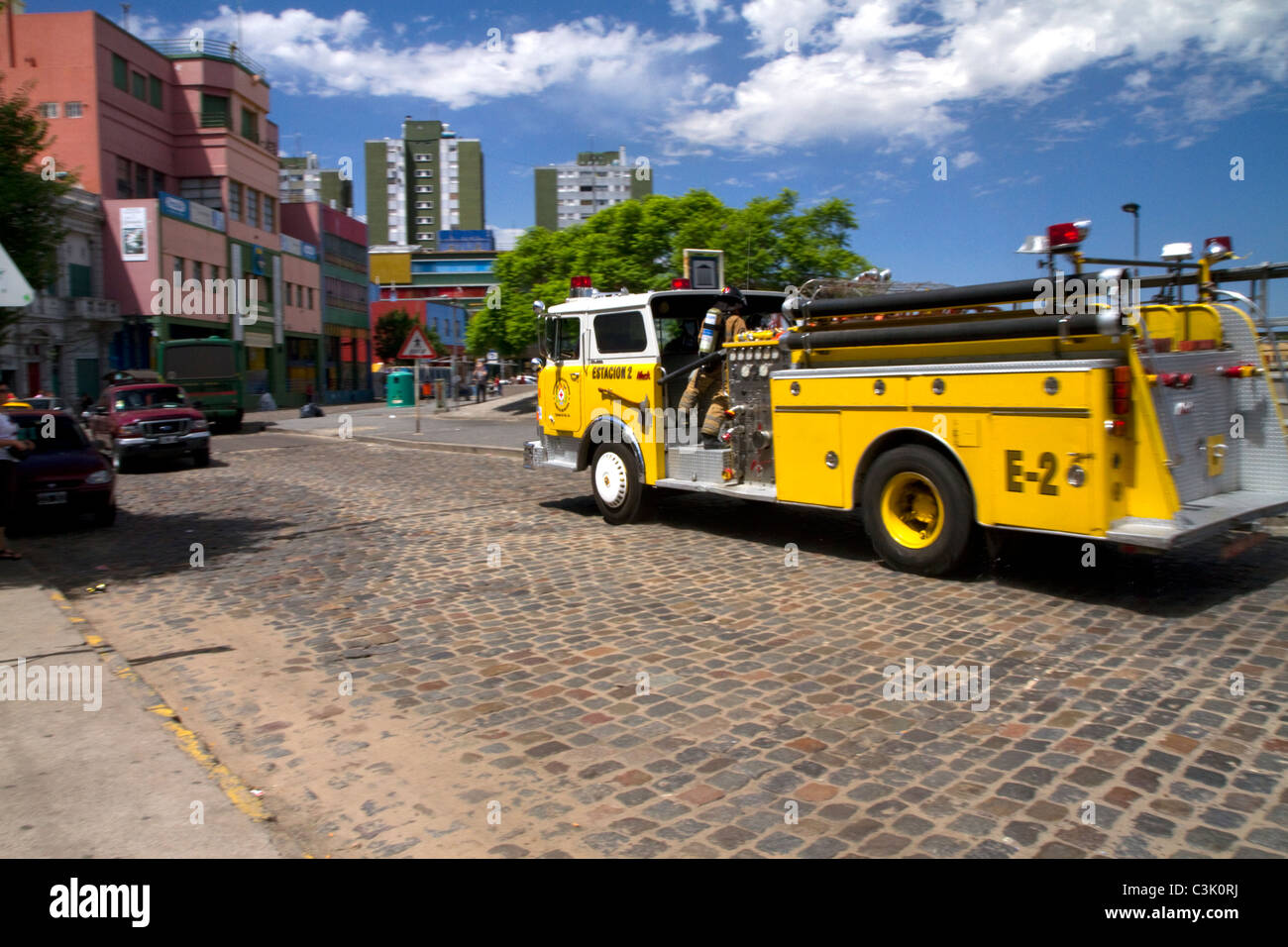 Camion dei pompieri in La Boca barrio di Buenos Aires, Argentina. Foto Stock