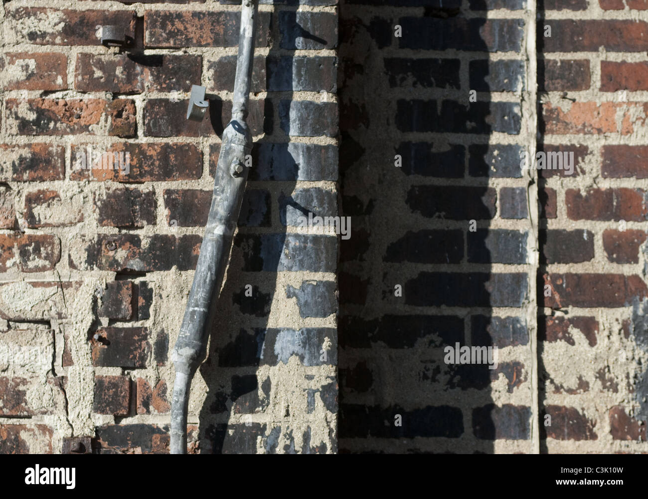 Un tubo discendente su un muro di mattoni. Dettaglio in Indianapolis, Stati Uniti d'America. Foto Stock