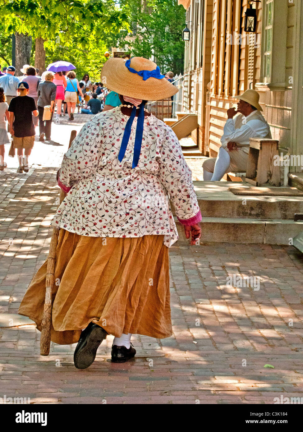 In una storica ri-creazione di 1793, l'attrice svolge un anziano schiavo camminando per le strade di Colonial Williamsburg, VA. Foto Stock