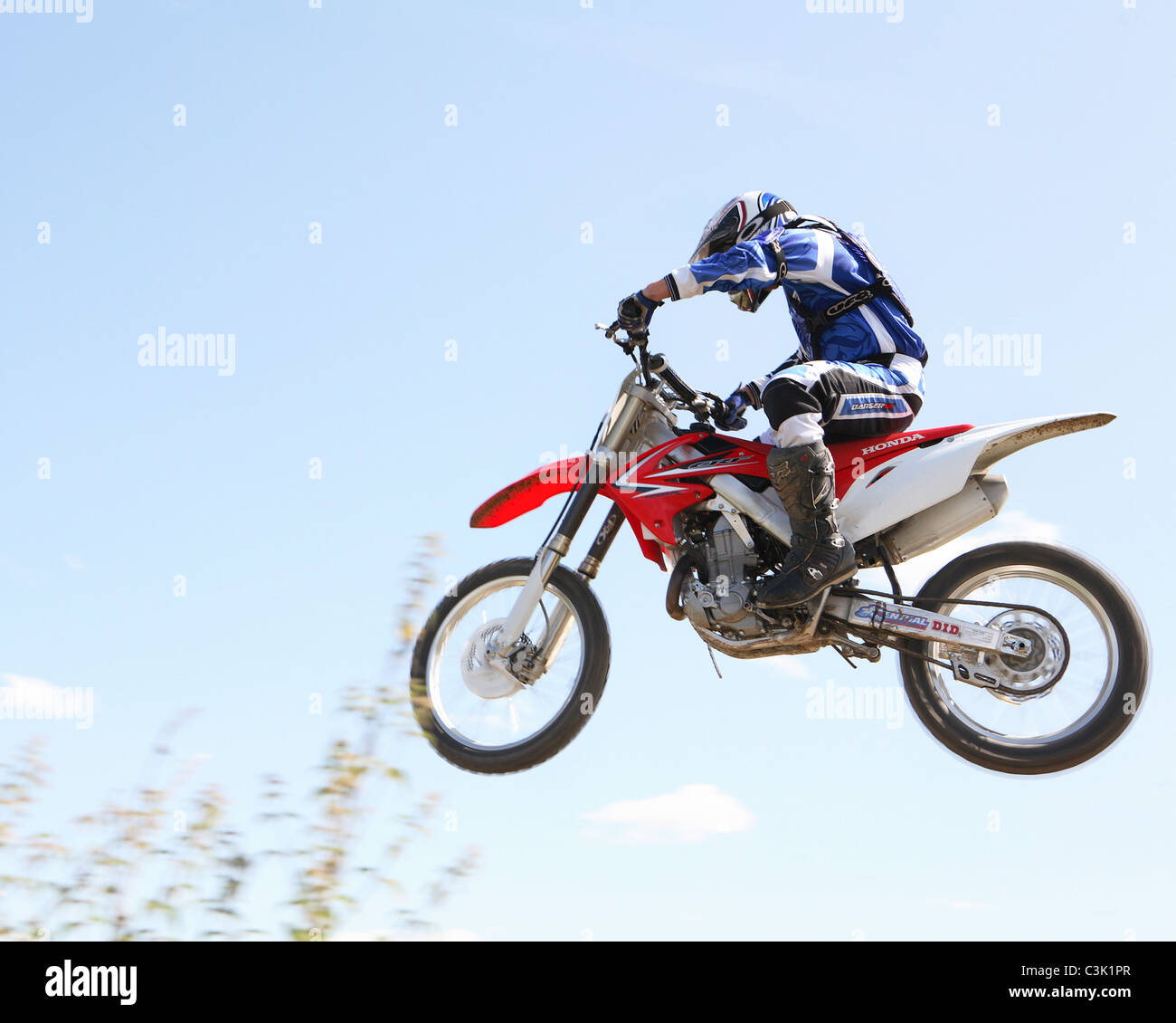 Motocross moto a metà in aria Foto Stock