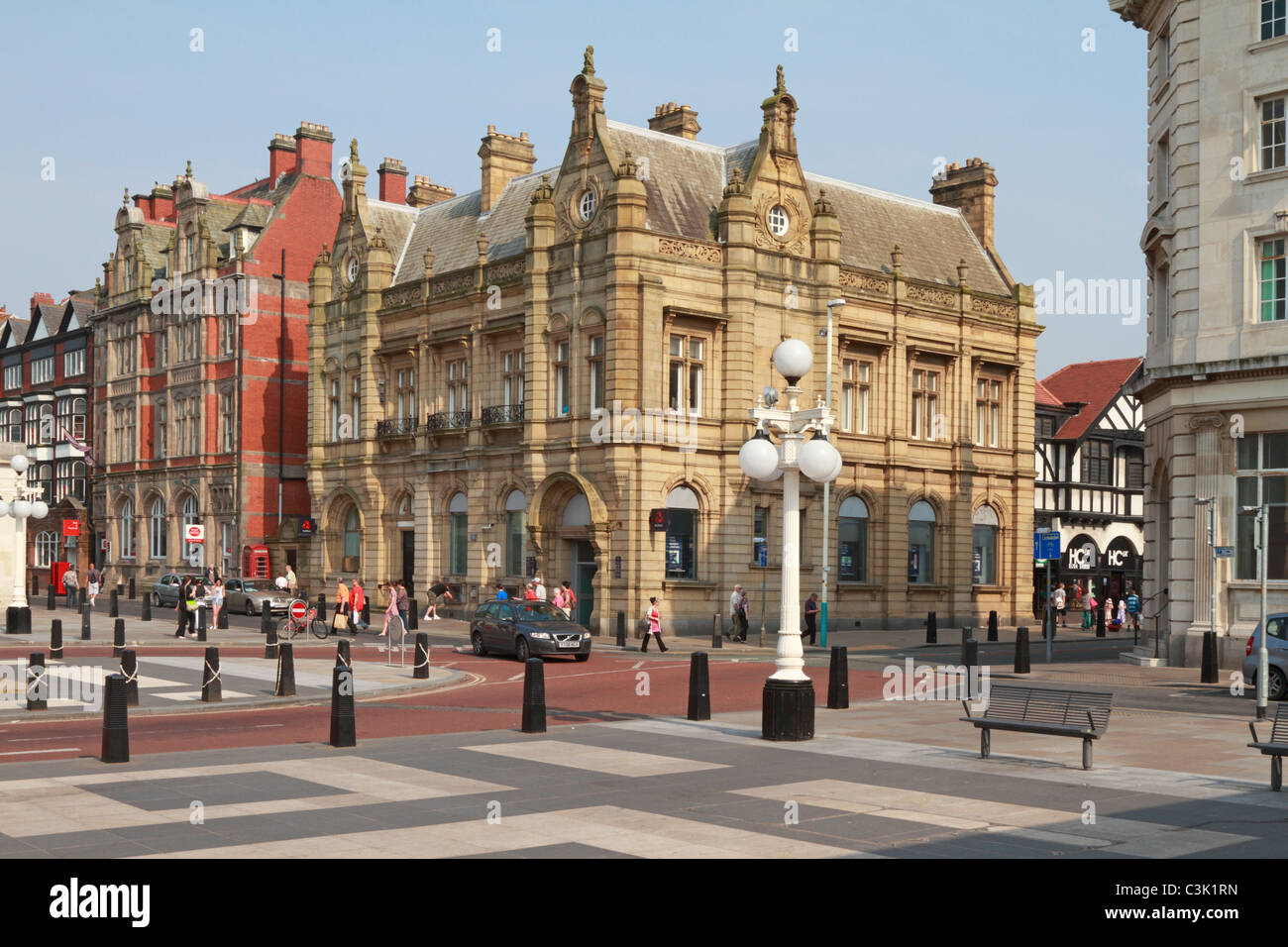 Ufficio postale e NatWest Bank su Lord Street, Southport, Merseyside, Lancashire, Inghilterra, Regno Unito. Foto Stock