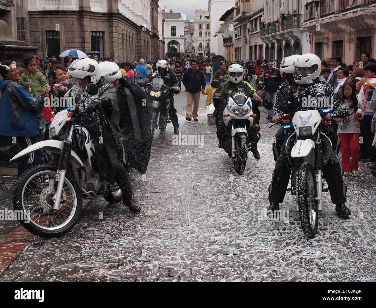Durante il carnevale annuale in Quito Ecuador il controllo di polizia la sfilata sono coperti in schiuma come i partecipanti Foto Stock
