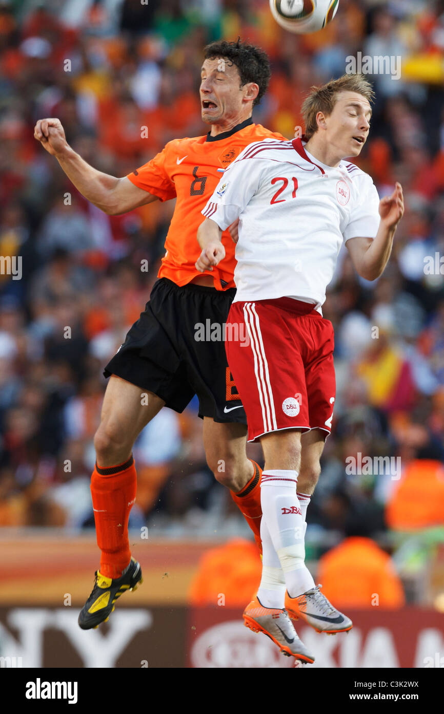 Mark van Bommel dei Paesi Bassi (l) e Christian Eriksen della Danimarca (r) salto per una intestazione durante una 2010 World Cup Match. Foto Stock