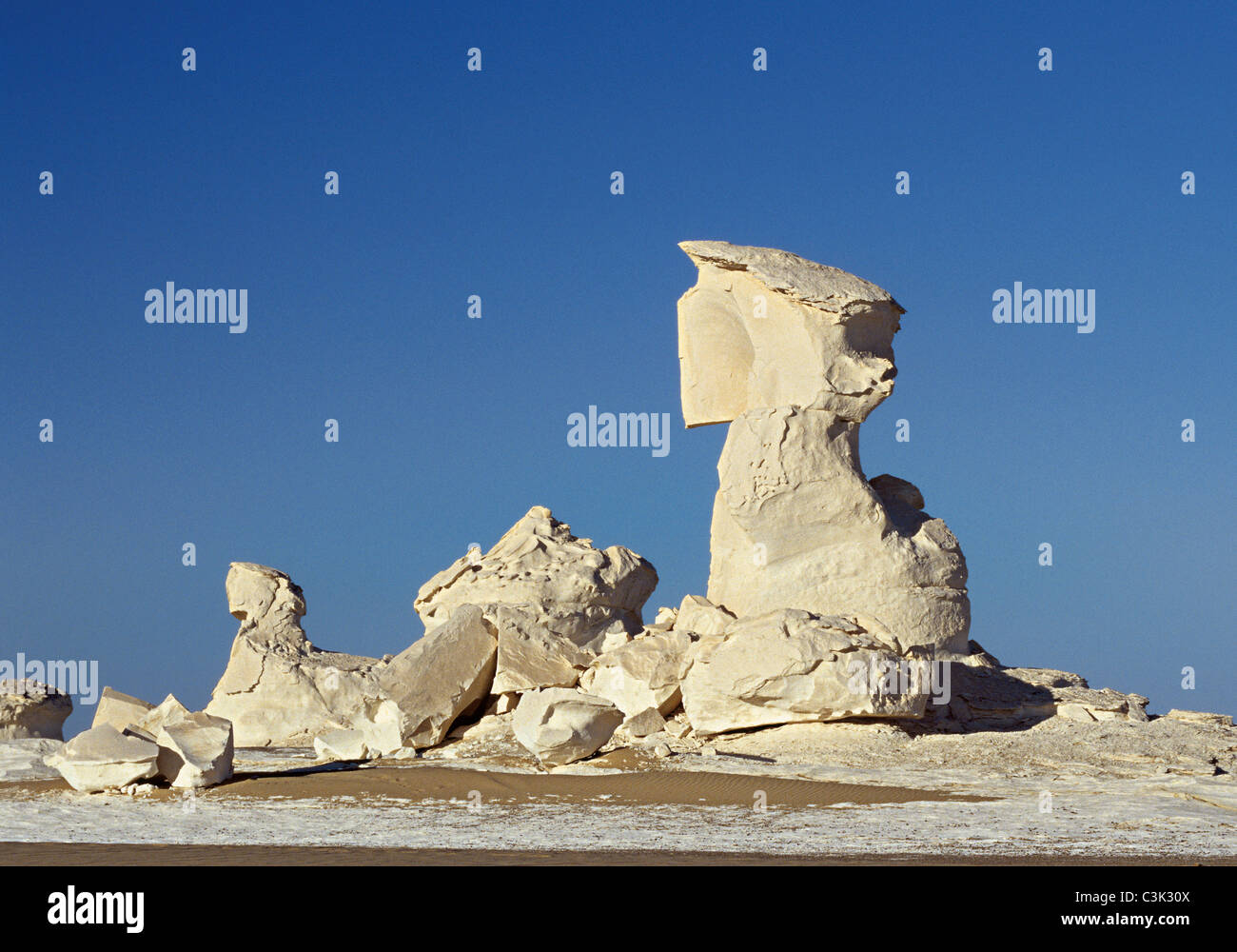 Egitto, Sahara, vista di pietra la formazione di boulder nel deserto bianco Foto Stock