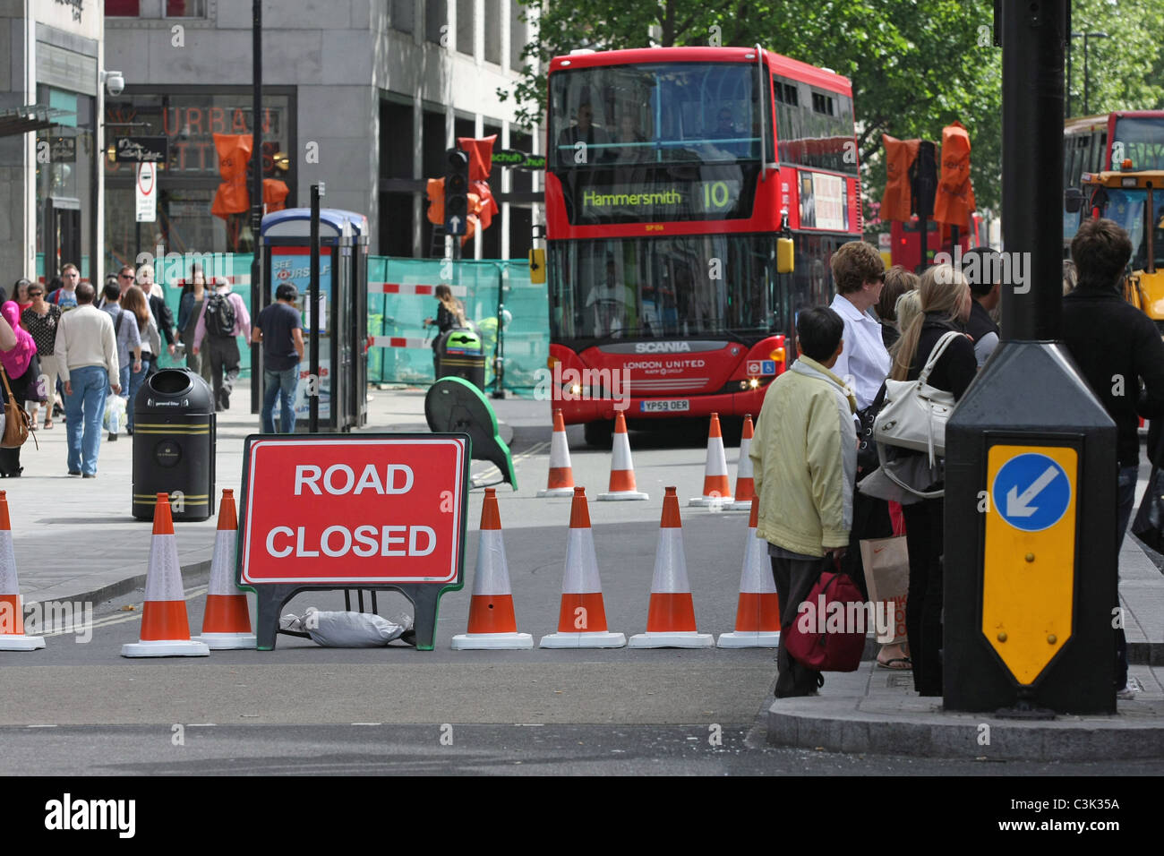 Strada chiusa segno e coni in lavori stradali in Oxford Street a Londra, Inghilterra Foto Stock