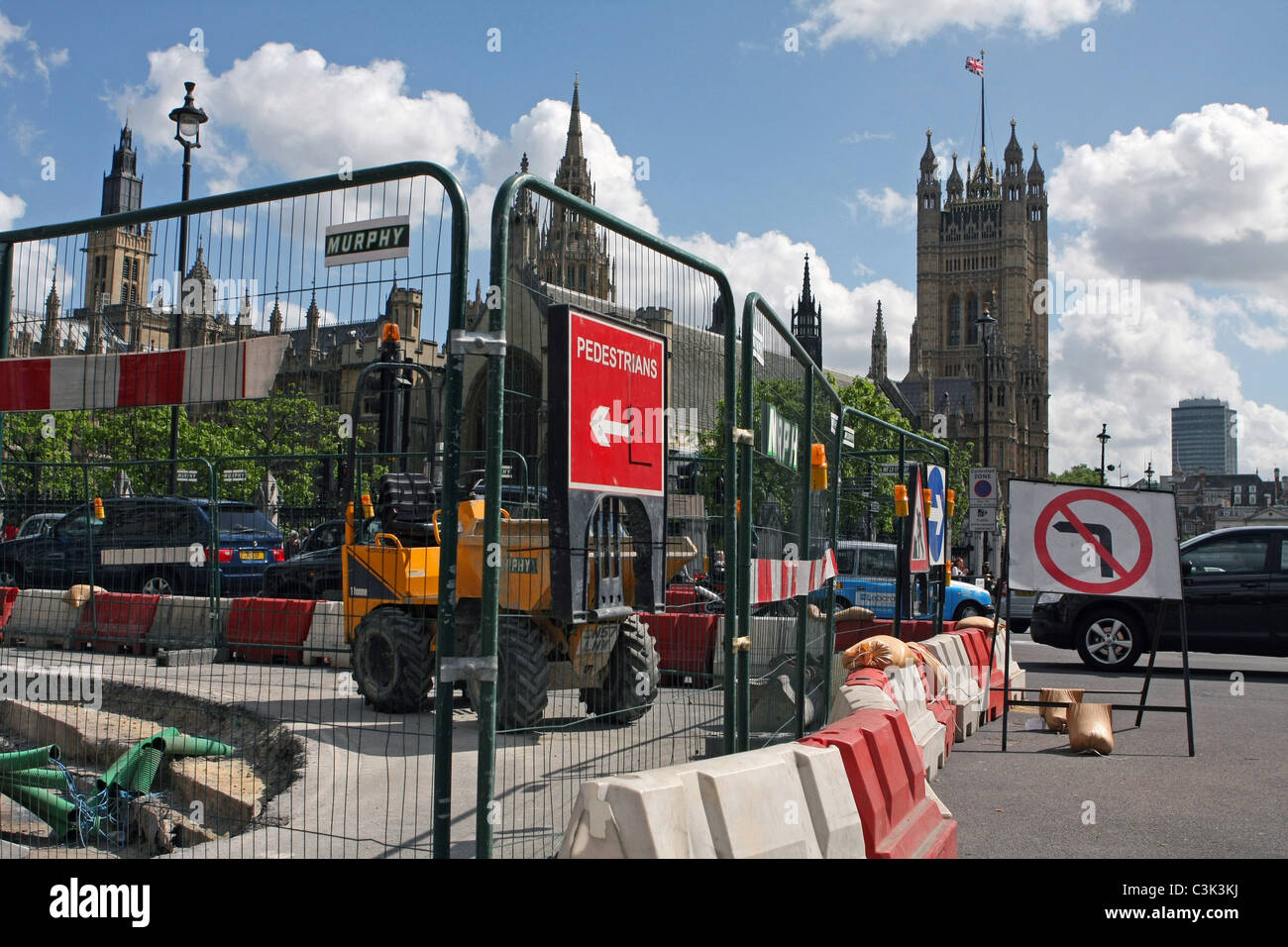Lavori stradali in Westminster, Londra, Inghilterra con le case del Parlamento in background Foto Stock