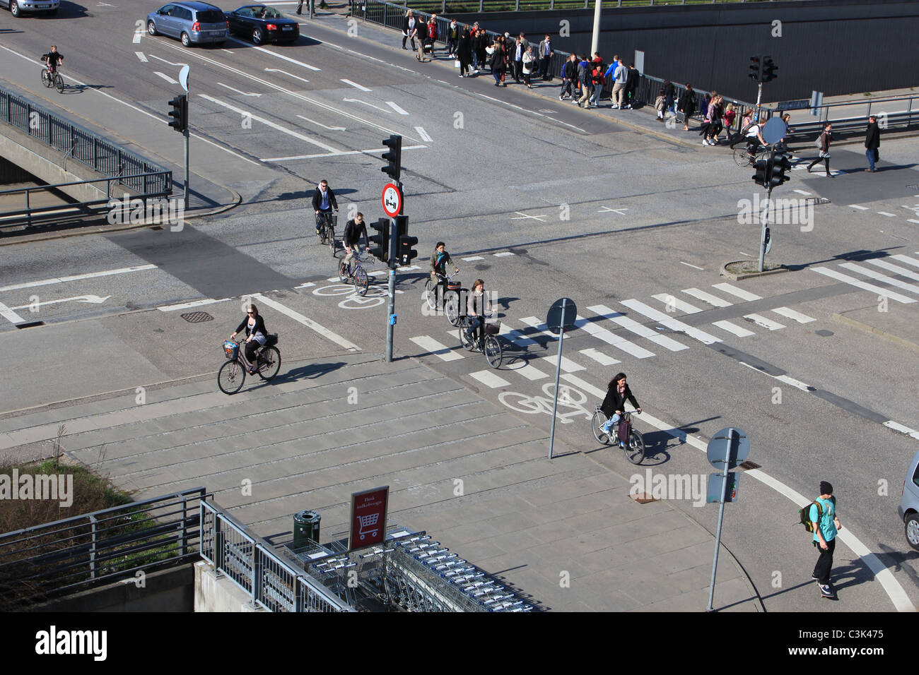 Il traffico di bici a croce di strade Foto Stock