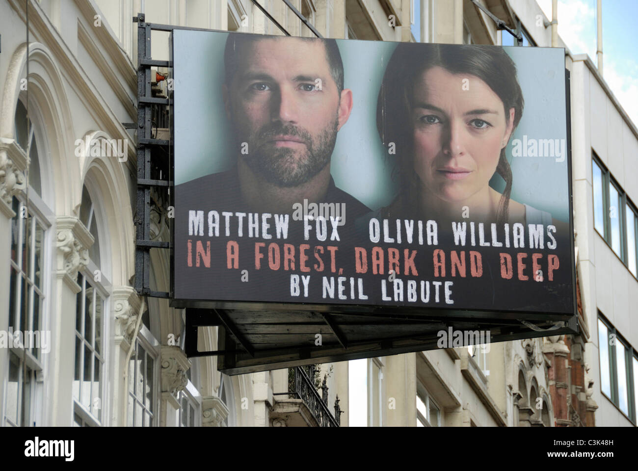 Affissioni promuovere il West End giocare a 'In A Forest Dark And Deep', Londra, Inghilterra Foto Stock