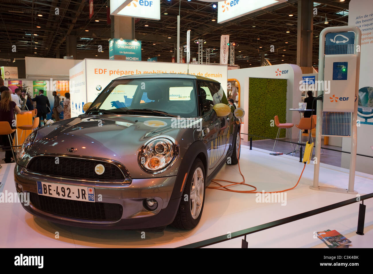 Parigi, Francia, EDF Electric Car, Mini, dettaglio, in mostra alla fiera, "Foire de Paris" responsabile marketing, carico, vendita frontale, auto nuove di zecca francia Foto Stock