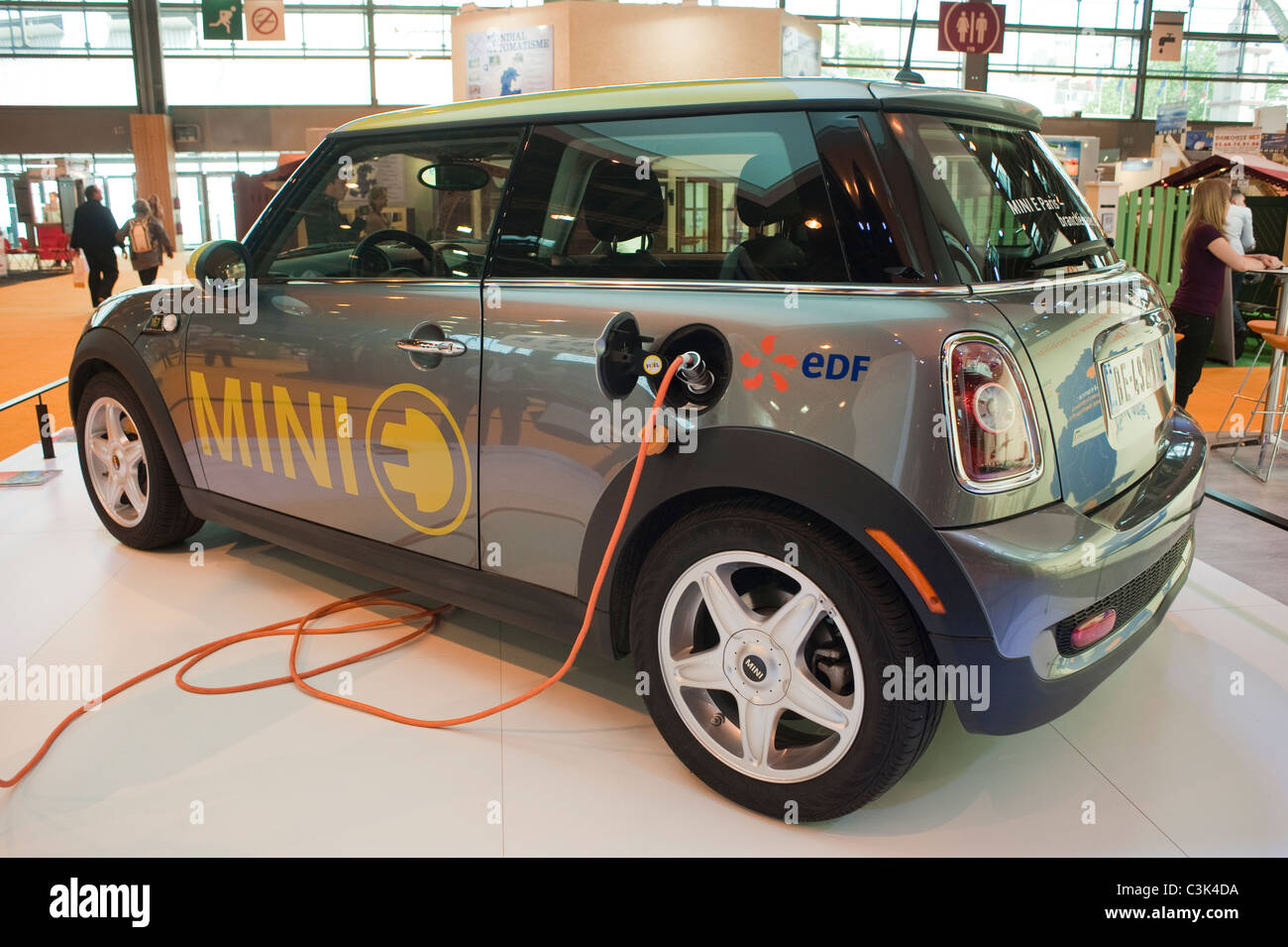 Parigi, Francia, EDF Electric Car, Mini, dettaglio, in mostra alla fiera, prodotti finiti "Foire de Paris", vista laterale, spina PER ESPOSIZIONE ELETTRICA Foto Stock