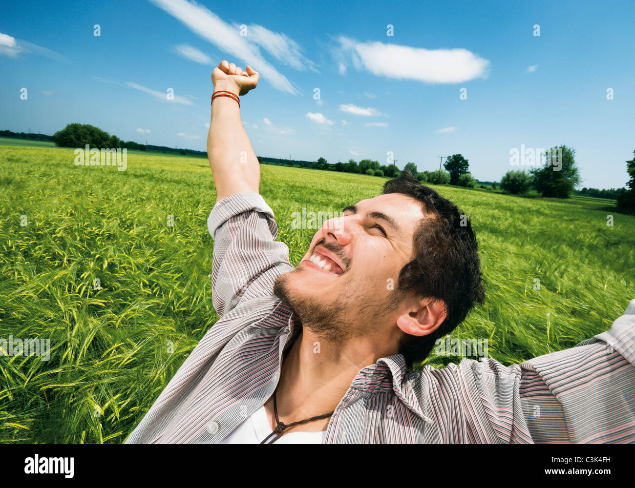 Germania, giovane con le braccia aperte, sorridente Foto Stock