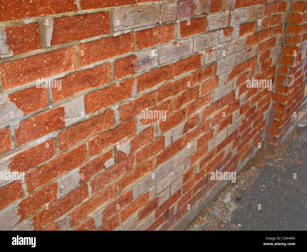 Un frost danneggiato un muro di mattoni Foto Stock