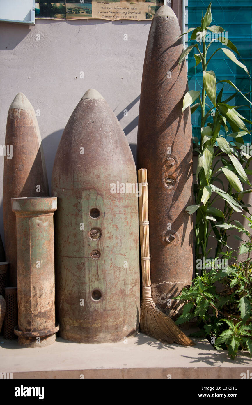 Le bombe servono come decorazioni all'esterno cafe, Phonsavan, Laos Foto Stock