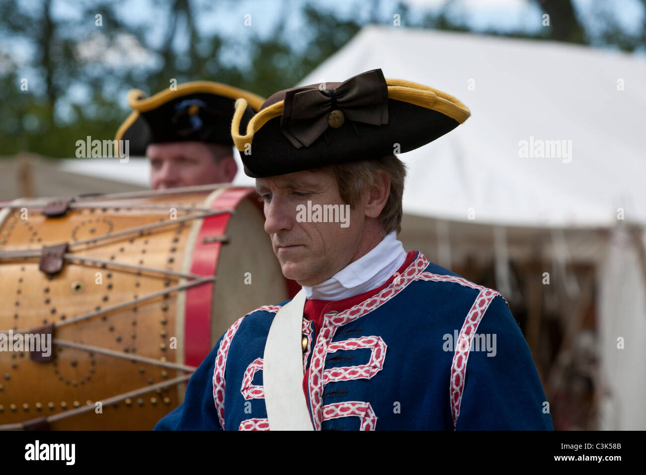 I percussionisti in francese e la guerra di indiano costume. Foto Stock