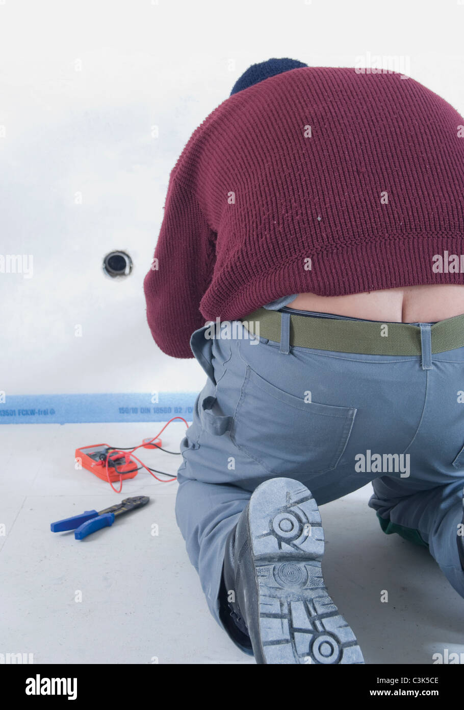 Elettricista sul test sul sito le linee elettriche Foto Stock