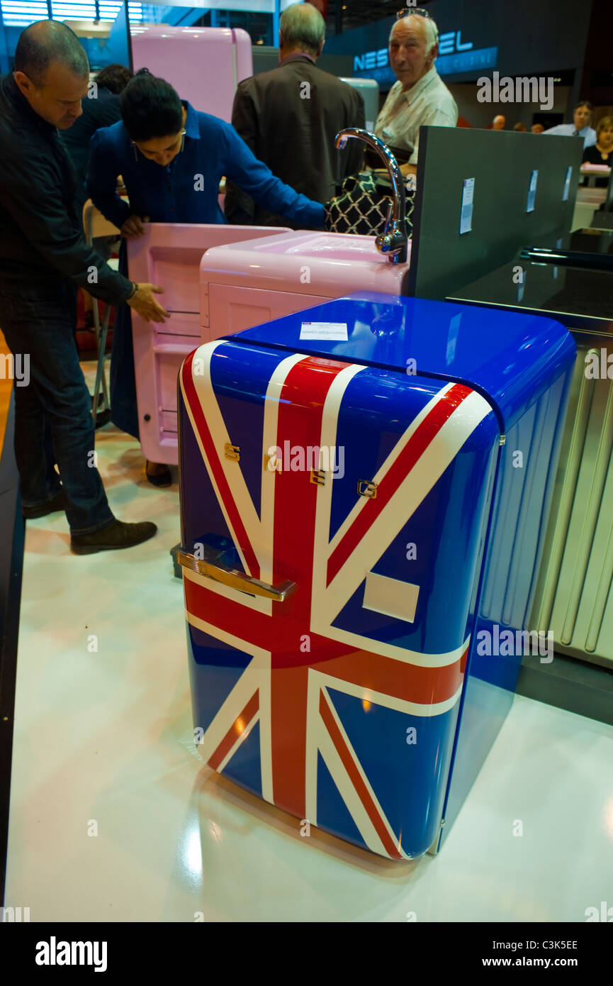 Parigi, People Visiting Trade Show, 'Foire de Paris' Cucine moderne, frigoriferi in mostra Foto Stock