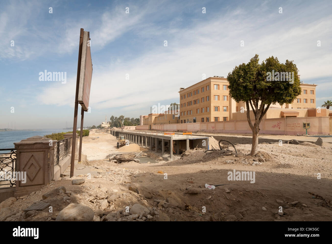 Ristrutturazioni e lavori di ammodernamento essendo effettuata sulla Corniche el Nil in Luxor Egitto Foto Stock