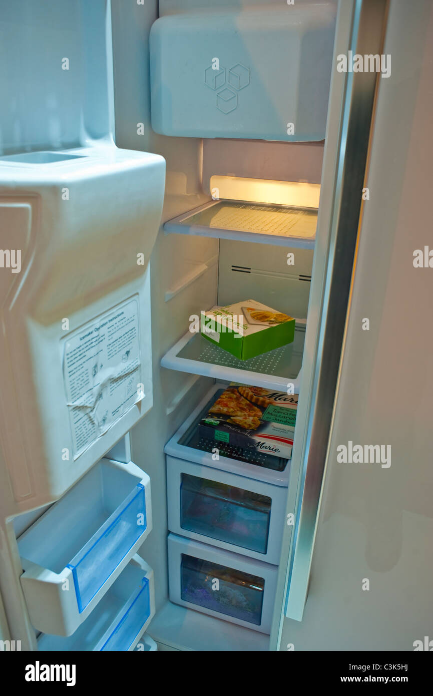 Dettaglio porta aperta sul nuovo frigorifero cinese, cucine moderne prodotti sul display, Haier Company, all'interno Foto Stock