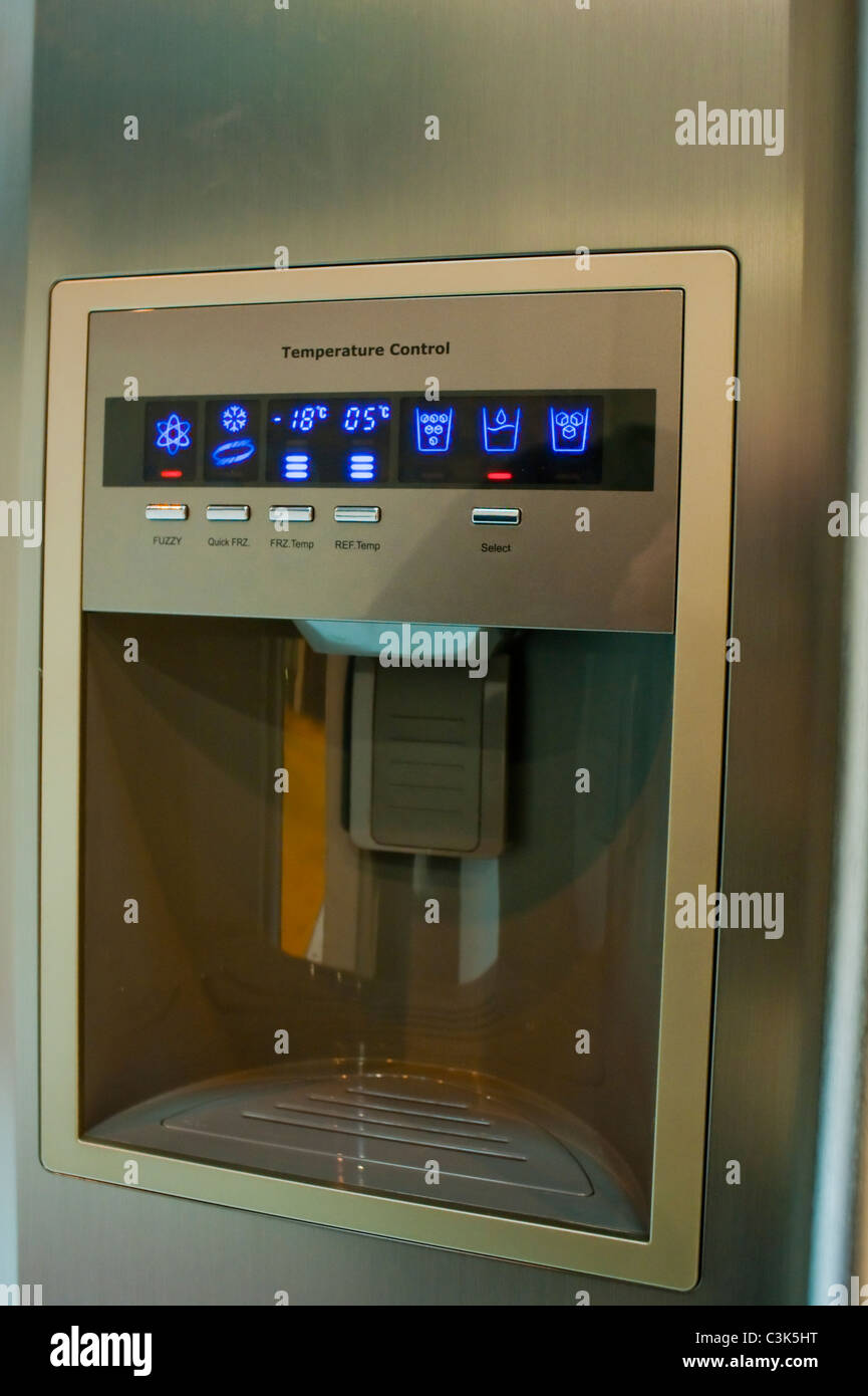 Dettaglio fabbricatore di ghiaccio sulla porta del frigorifero, cucine moderne prodotti sul display Foto Stock