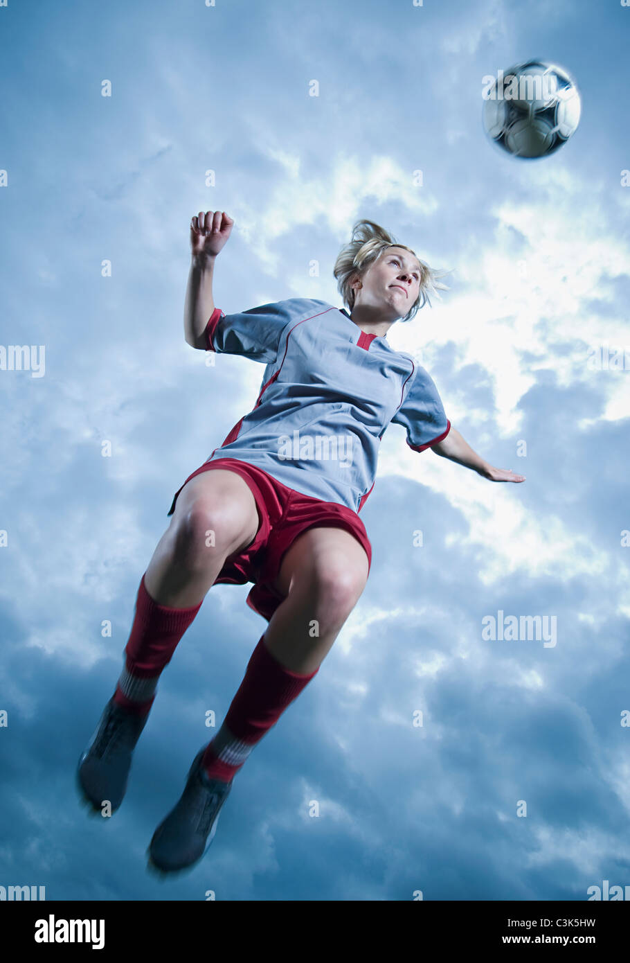 Germania, Augsburg, giocatore di calcio di saltare in aria per la testa a sfera Foto Stock Germania, Augsburg, giocatore di calcio di saltare in aria per la testa a sfera Foto Stock