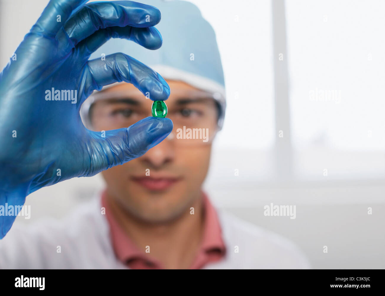 La Romania, Bucarest, scienziato con capsula di gel Foto Stock