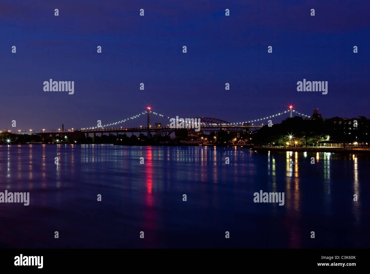 Triboro Bridge recentemente ribattezzata Robert F. Kennedy (RFK) ponte, East River di notte, la città di New York, Stati Uniti d'America Foto Stock