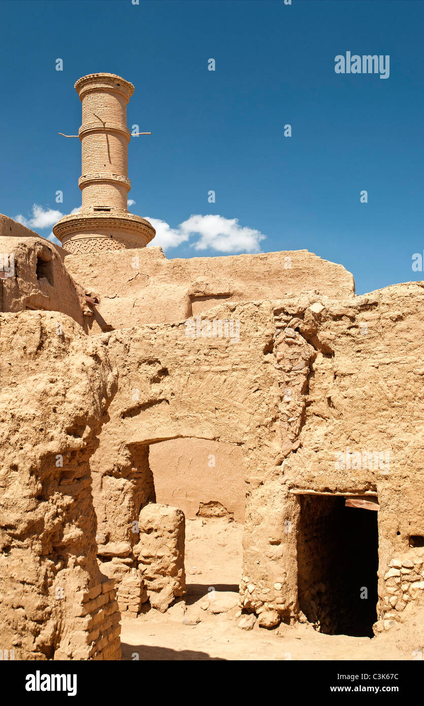 Villaggio nel deserto vicino a yazd iran con case di adobe Foto Stock