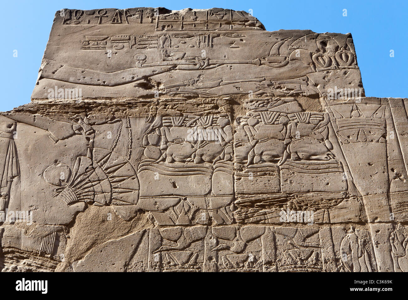 Chiusura del lavoro di soccorso sulle pareti del colonnato di Amehotep III del Tempio di Luxor in Egitto Foto Stock