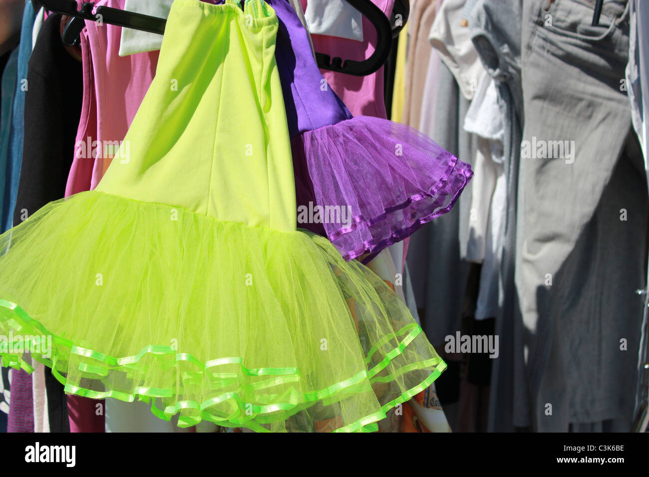 Di seconda mano ragazze vestiti su un mercato delle pulci. Foto Stock