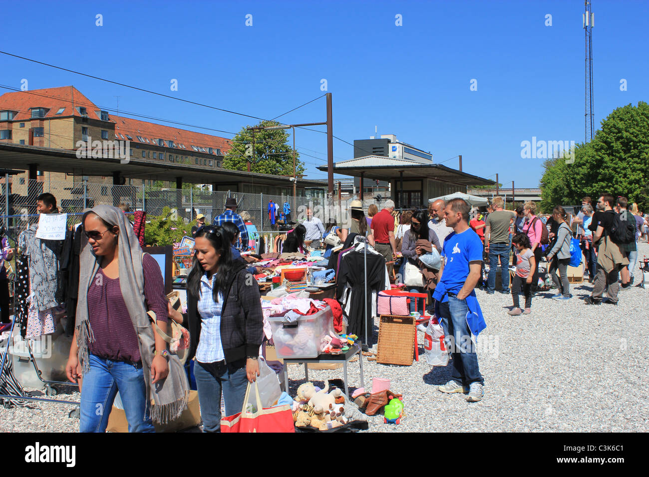 Giornata di sole su un mercato delle pulci Foto Stock