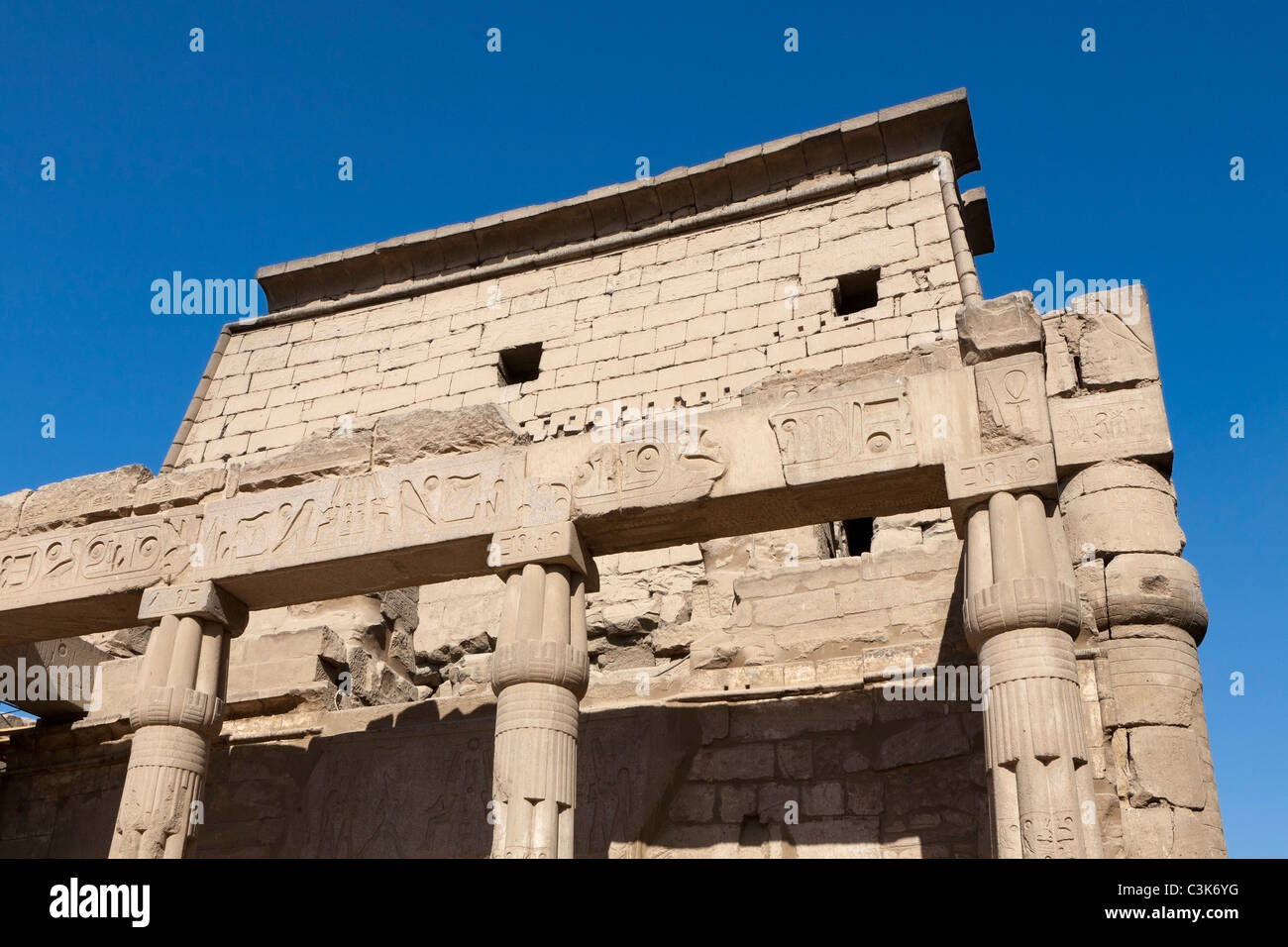 Vista del pilone al Tempio di Luxor dalla corte di Ramesse II, East Bank, Luxor, Egitto Foto Stock