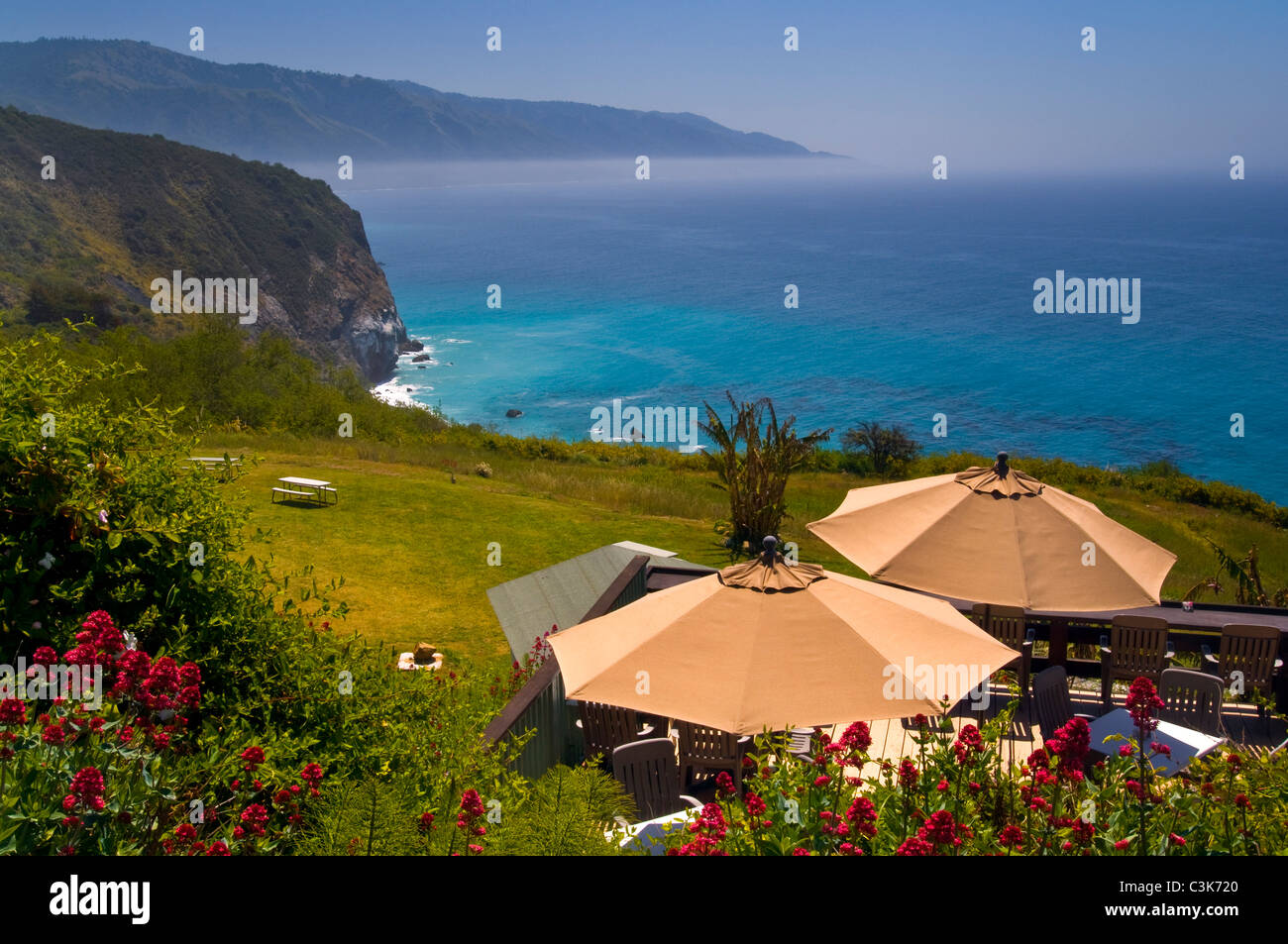 Guarda le aspre colline e oceano da coperta a Lucia Lodge, Big Sur Costa, Monterey County, California Foto Stock