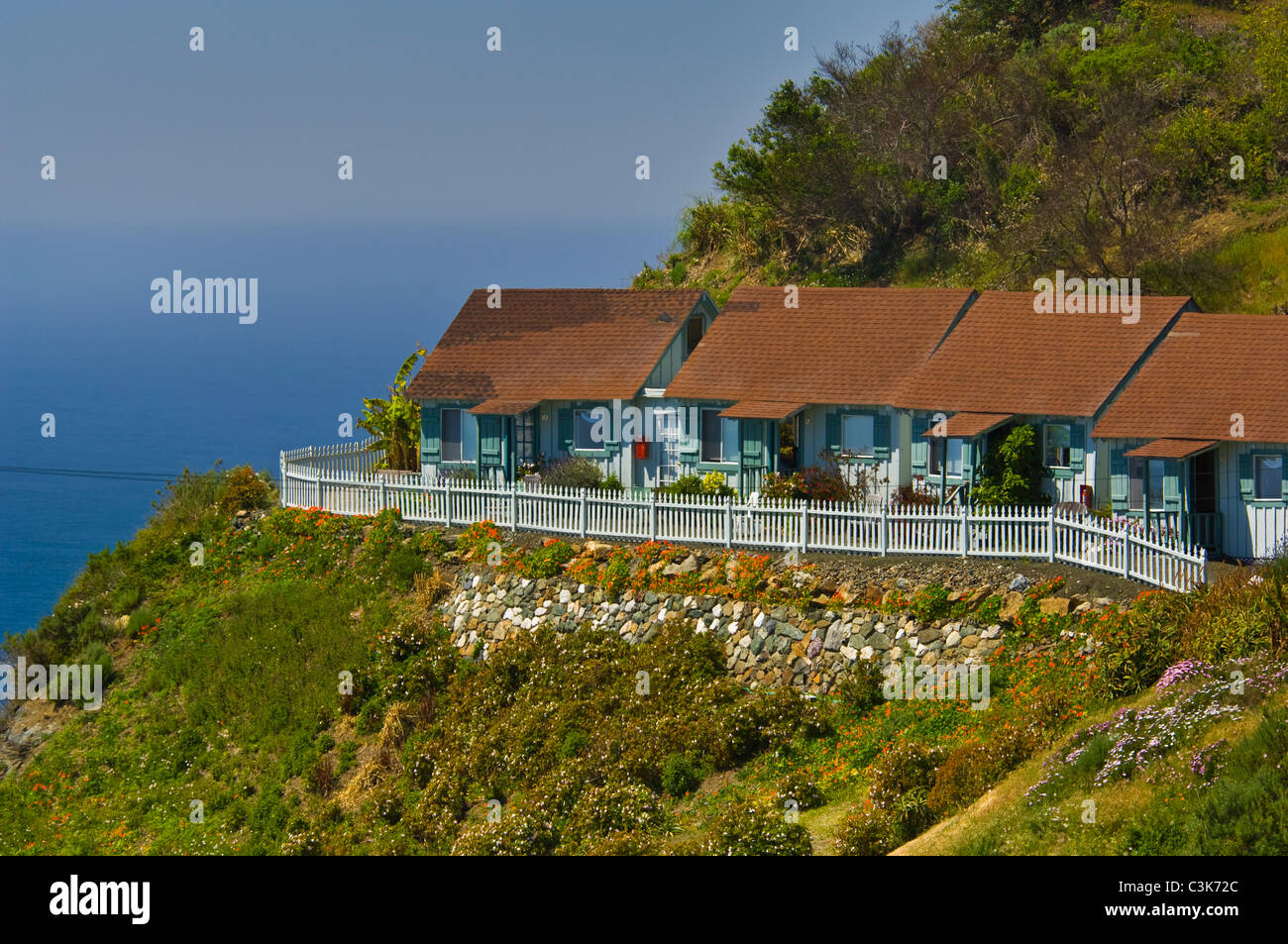 Piccolo e caratteristico cabine ospiti con vista sull'oceano a Lucia Lodge, Big Sur Costa, Monterey County, California Foto Stock