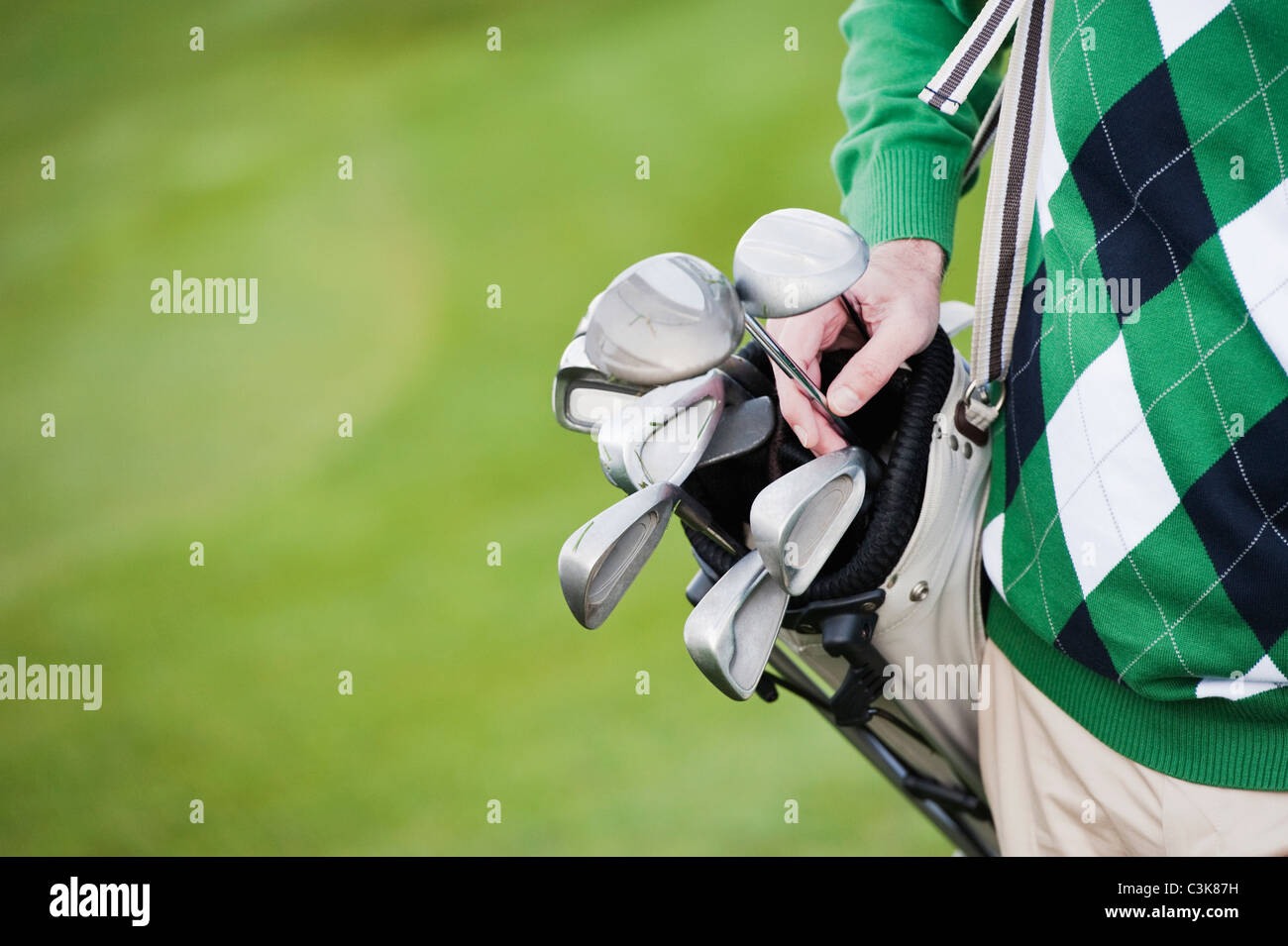 L'Italia, Castelrotto e uomo maturo con borsa da golf, close up Foto Stock