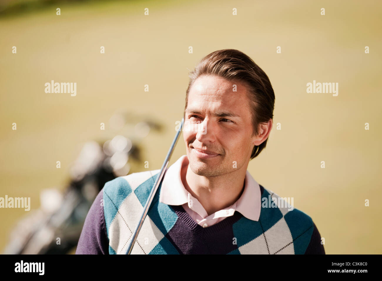 L'Italia, Castelrotto, metà uomo adulto con borsa da golf sul campo da golf Foto Stock